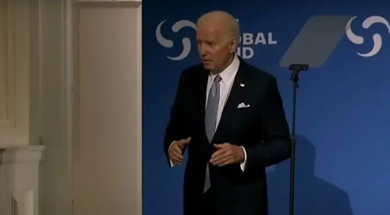 VIDEO Biden nakon govora lutao po pozornici: “Ovo je strašno i tužno”