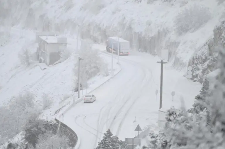 Snijeg u Dalmaciji, haos na cestama, izdan niz upozorenja