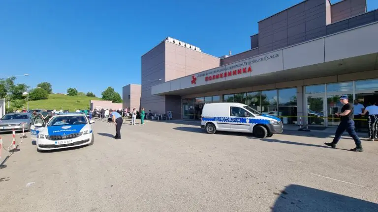 Potukli se taksisti ispred UKC-a u Banjaluci