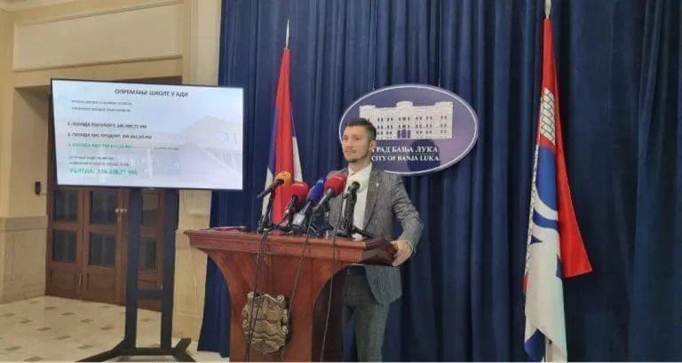 Gradski menadžer pokazivao i upoređivao školski pribor na presu: Sve je rađeno po procedurama, nema zloupotrebe novca Srbije