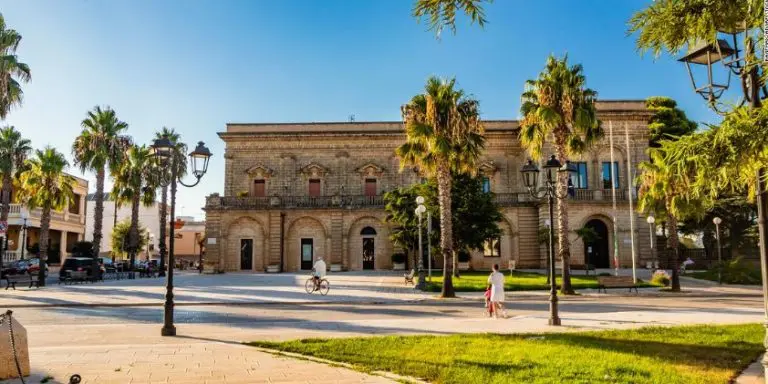 Živi vam se u Italiji? Ovaj živopisni gradić okružen tirkiznim plažama plaća ljudima 30.000 eura da se tu dosele