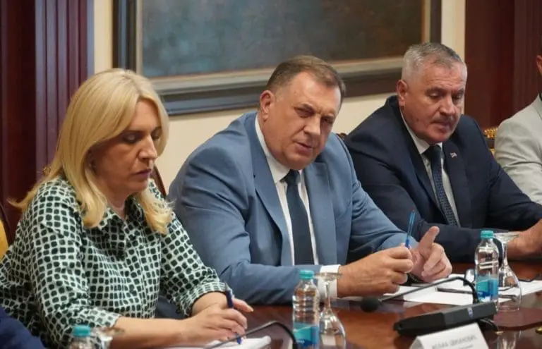 Vanredni sastanak kod Dodika: Pogledajte ko je sve došao (FOTO)