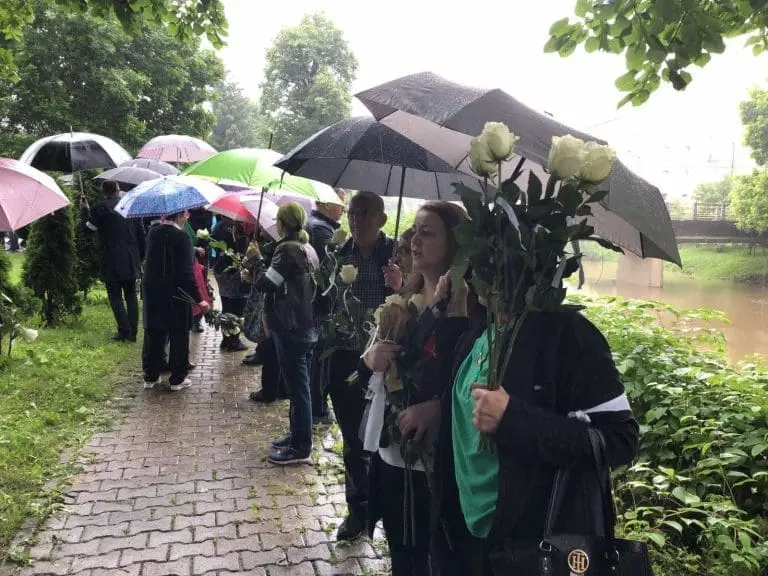 Kolona građana kreće prema glavnom prijedorskom trgu (FOTO)
