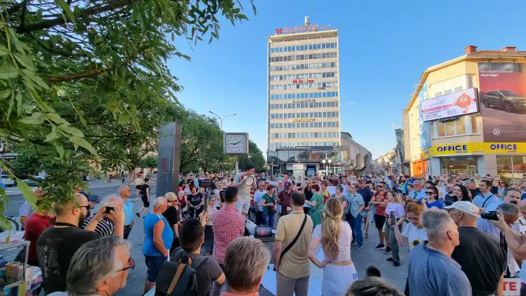 Protest i u Banjaluci: Građani protiv bahatih političara (FOTO)