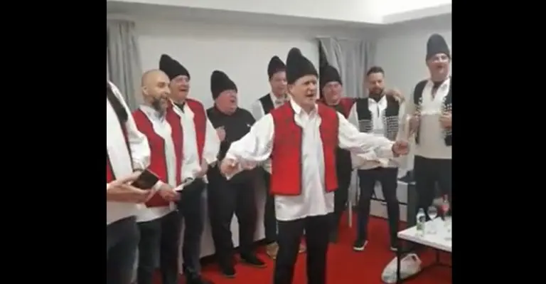 Đajić i brkati SNSD-ovci zapjevali… Narodne nošnje i krajiška pjesma