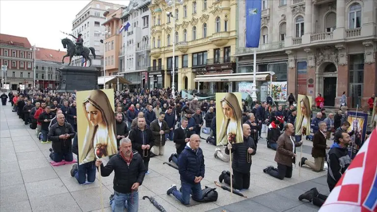 Ko su oni i za šta se mole na Trgu bana Jelačića?