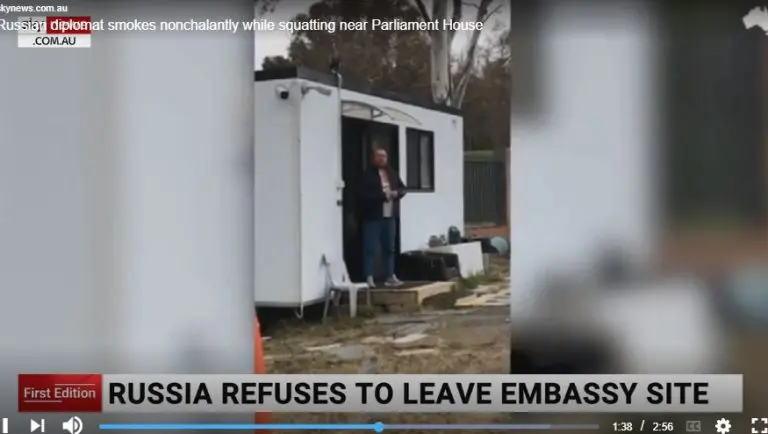 Ruski diplomata “skvotira” u kontejneru ispred australijskog parlamenta