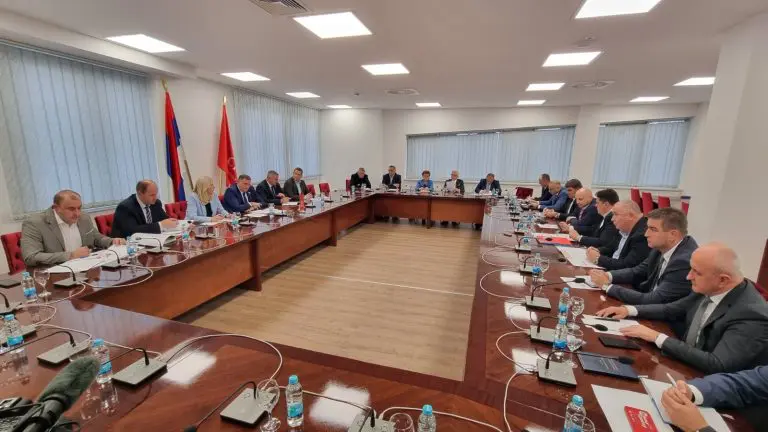 KO ĆE U VLADU RS: Počeo sastanak vladajuće koalicije, pogledajte ko je došao u zgradu SNSD-a FOTO