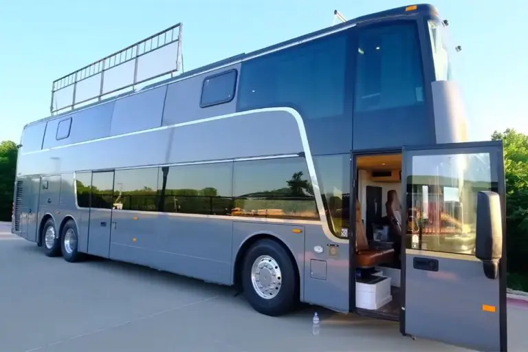 Osmočlana porodica živi u autobusu na sprat