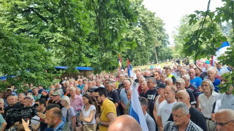 Borci krenuli da prekinu sjednicu NSRS!