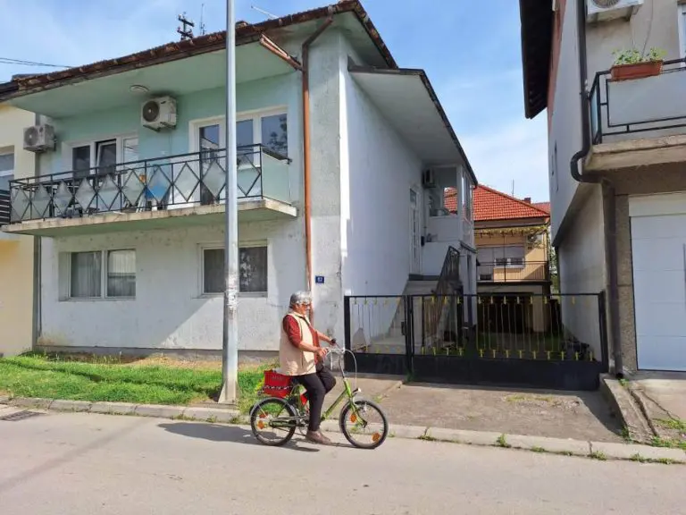 NAJPOŽRTVOVANIJA VOLONTERKA: Jela Knežević (74) na biciklu donosi hranu starim i bolesnim sugrađanima