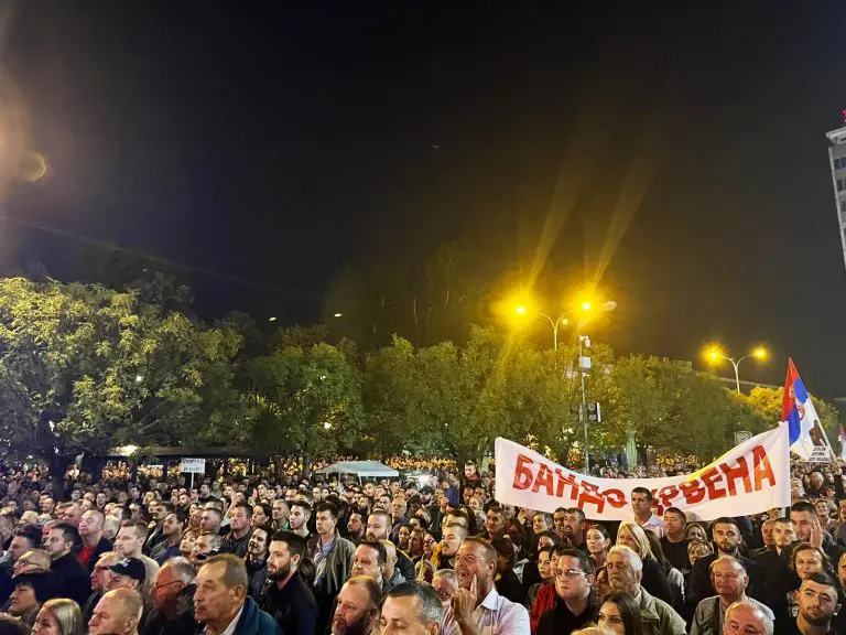 Borenović tvrdi da se na Trgu Krajine okupilo 30.000 građana VIDEO