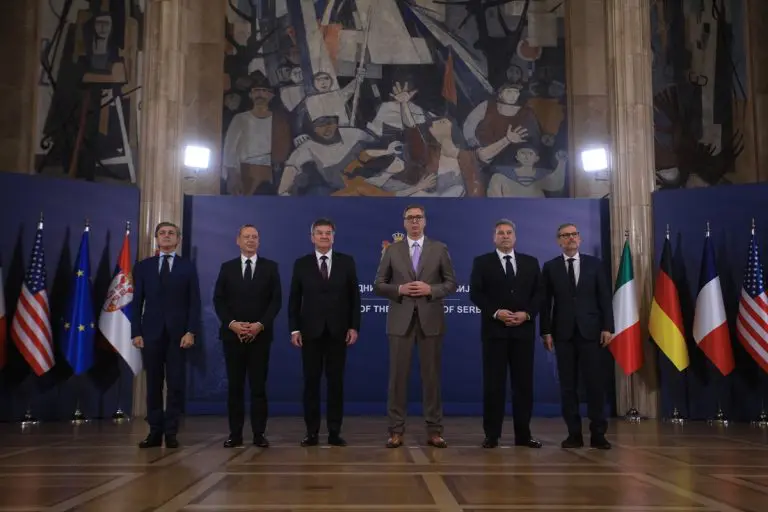 Vučić se sastao sa petorkom: Teški razgovori