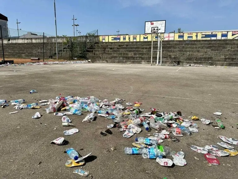 Smeće zatrpalo dječije igralište u Banjaluci (FOTO)