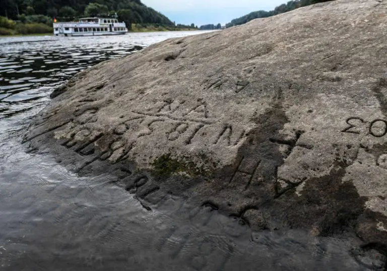 “AKO ME VIDIŠ, PLAČI” U Evropi izronilo “kamenje gladi”, uklesana upozorenja stara nekoliko vijekova