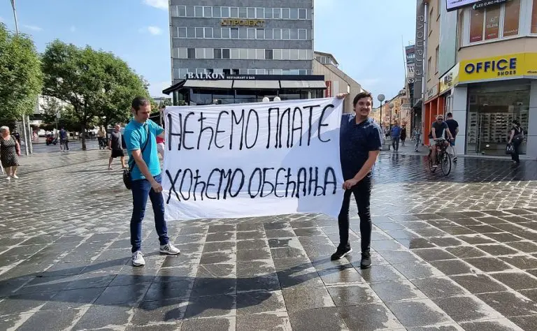 SUTRA PROTEST “NEĆEMO PLATE, HOĆEMO OBEĆANJA” U BANJALUCI: Političarima umjesto za 500, povećati plate za 5000 KM!