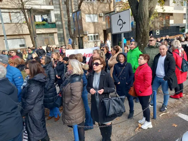 Zdravstveni radnici pred Vladom HNK-a: Novčana pomoć ili novi protesti