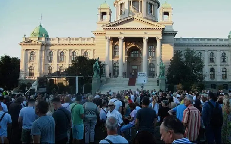 Protesti u Beogradu počeli minutom šutnje za žrtve u Gradačcu