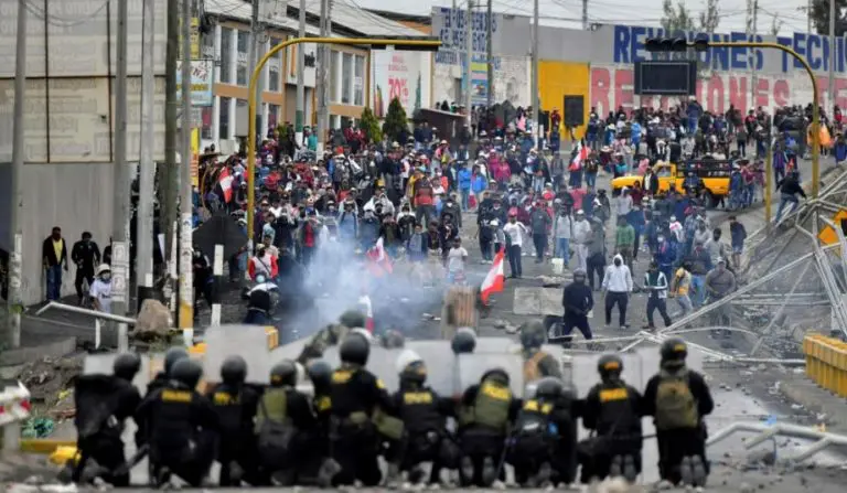 Država gori već dva mjeseca: sirotinja ustala protiv kapitalističkih elita, mnoštvo je mrtvih, ranjenih, uhićenih…