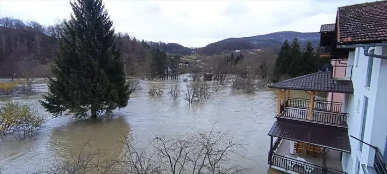 U Bihaću poplavljeno više naselja, širom Krajine aktivirana brojna klizišta