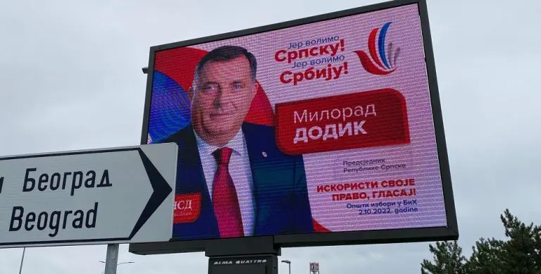 Beograd pun Dodikovih bilborda, kome se obraća?
