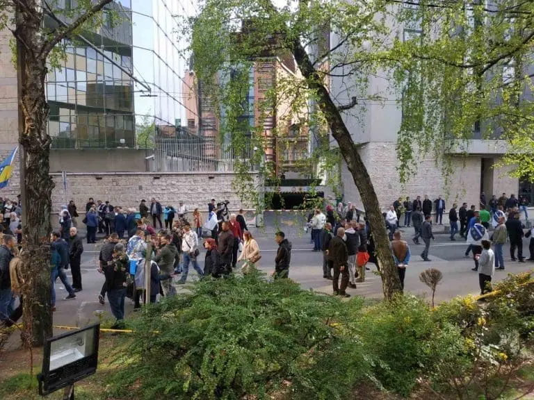 Dvije osobe kažnjene zbog nasilja na jučerašnjim protestima ispred Parlamenta FBiH