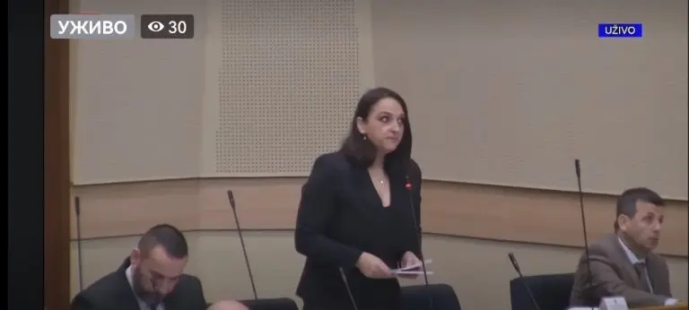 BURNO U NSRS: “Ministar Đokić je pobjegao jer je kukavica! Šta će biti kada ljudi shvate da je u pitanju njihovo zdravlje”