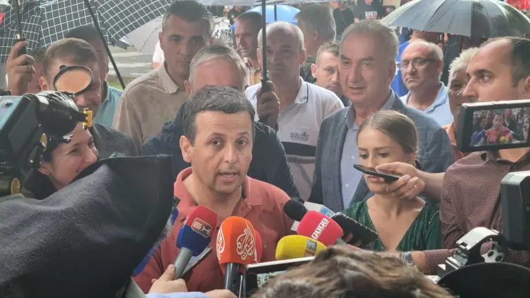 “Majkama 750, borcima i mladima 100 KM, može sve mjesec dana pred izbore i to od narodnih para. Kasno ti je Milorade”