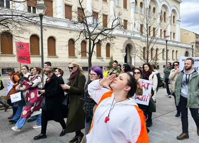 Grupa huligana napala učesnike Osmomartovskog marša!