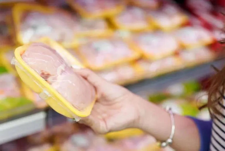 U BiH za godinu dana uvezeno 11.500.000 kg piletine. Odmrznu nam je i prodaju kao “svježe”