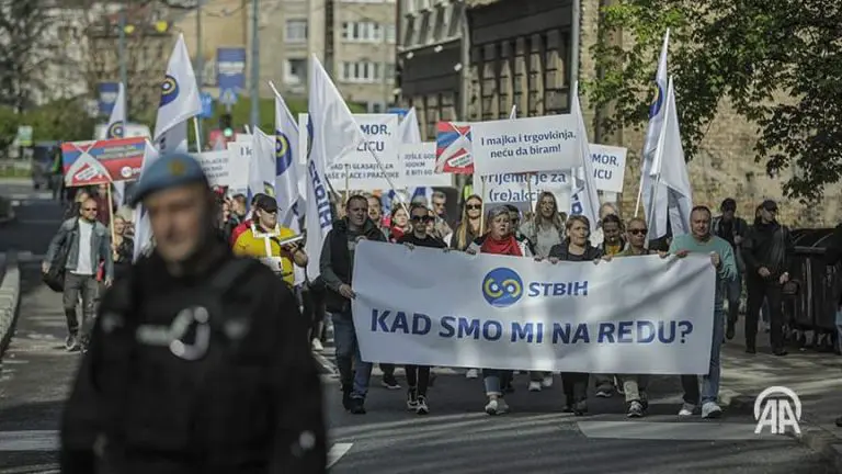 Sindikat radnika trgovine BiH prvomajsko jutro pred parlamentom: “Ili dostojanstvena plata ili red za vize”