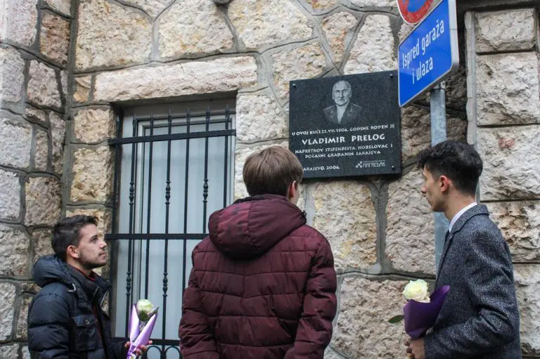 Mladi naučnici iz Sarajeva položili cvijeće ispred rodne kuće nobelovca Vladimira Preloga