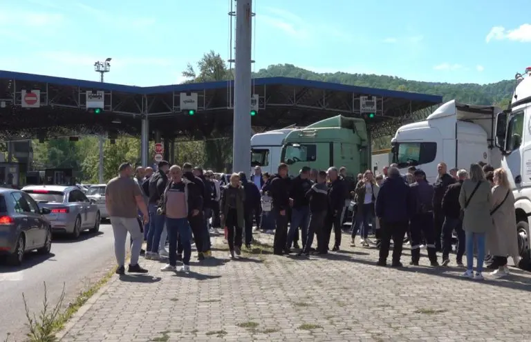 Protest prevoznika i špeditera na prelazu Karakaj: Privreda pred kolapsom