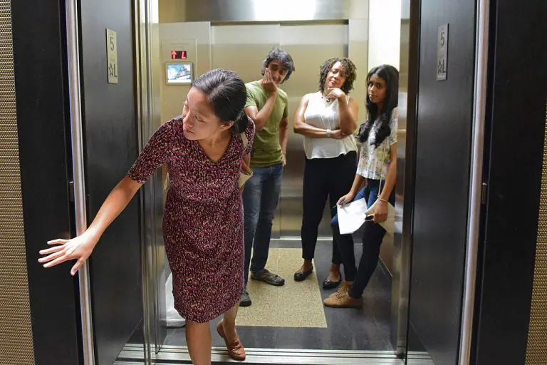 Znate li zašto je u svakom liftu obavezno ogledalo? Postoji nekoliko razloga