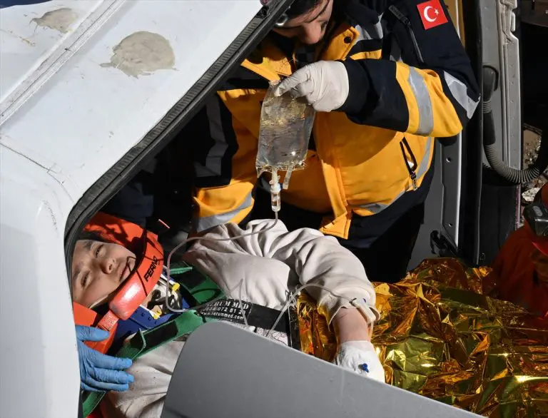 Čudo u Turskoj: Ispod ruševina spašena 17-godišnja Aleyna