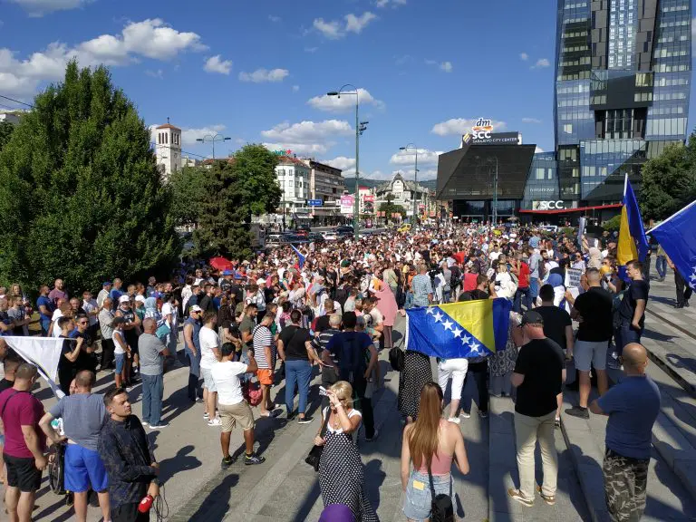 Stotine građana na protestu u Sarajevu ispred Parlamenta BiH: Građani uzvikuju “lopovi” i hoćemo pravdu