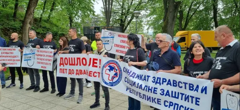 Nezdovoljni medicinari dali rok Vladi RS i otkrili za kolike plate rade