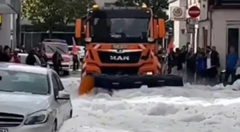 Nevjerovatni prizori iz Njemačke: Grtalicama čiste led sa ulica