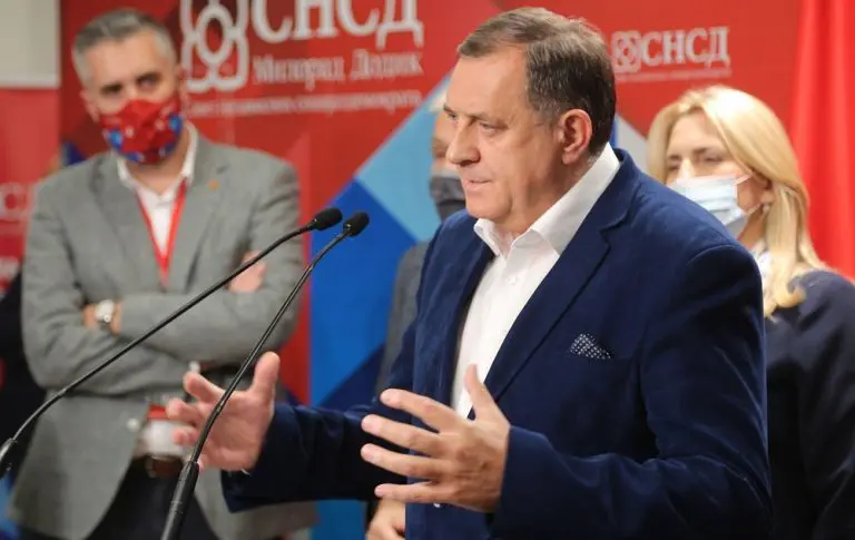 Dodik časti i staro i mlado! Vlast kupuje penzionere i mlade za 100 KM