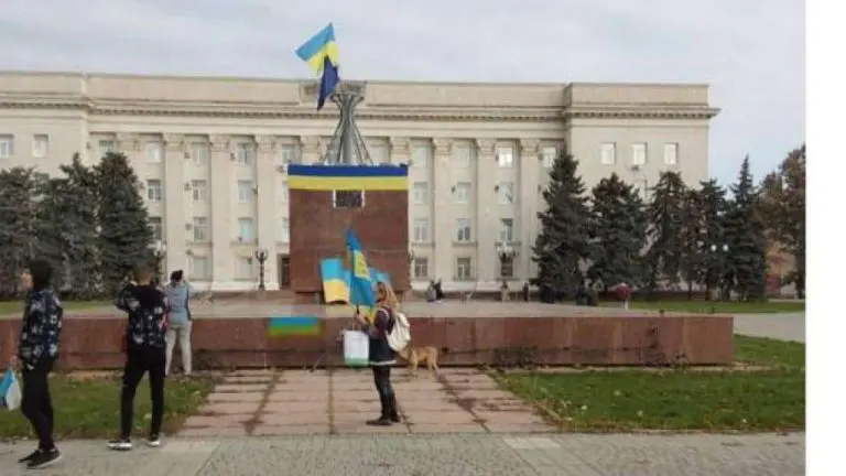 Rusi gađaju civilne objekte u Hersonu, u toku evakuacija stanovnika iz tek oslobođenog grada