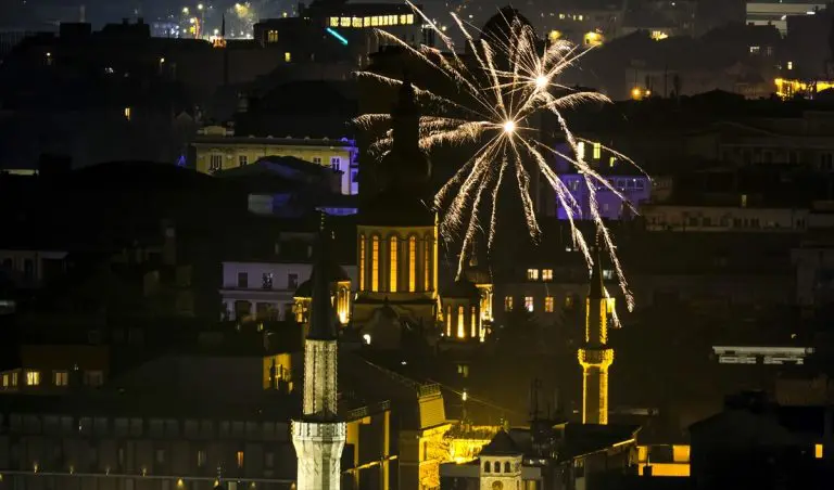 Hiljade Sarajlija i turista dočekali Novu godinu uz Dubiozu kolektiv