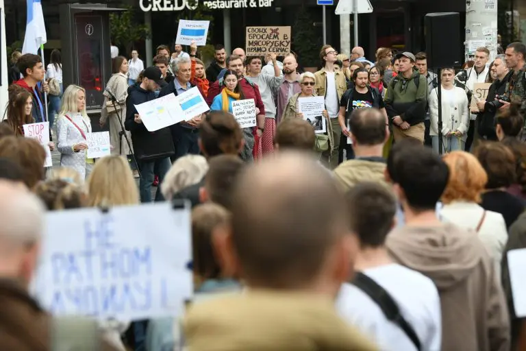 Antiratni protest u Beogradu: “Putin nije brat, Putin je rat”