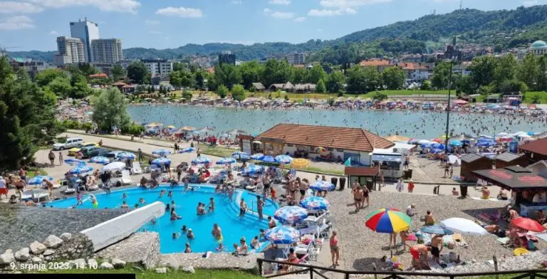 Gosta iz Srbije umjesto “kandži” u Tuzli dočekala poruka