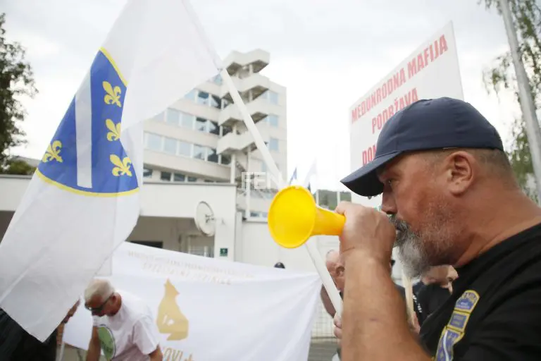 Počeli protesti ispred OHR-a, građani blokirali saobraćaj (FOTO)