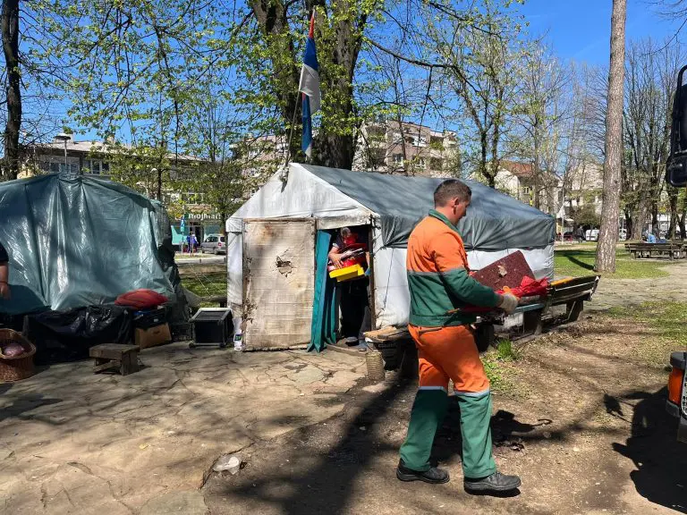 Nakon šest godina ukolonjeni šatori štrajkača u Parku Mladen Stojanović (FOTO)