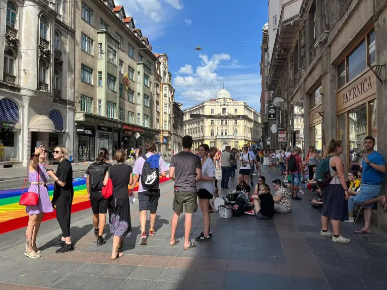 Počelo okupljanje učesnika Povorke ponosa (FOTO)