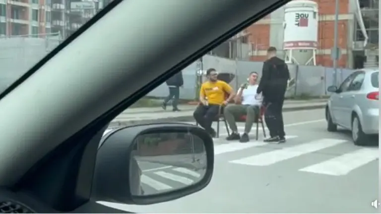 Mladići u centru Banjaluke sjedili na pješačkom prelazu i pili piće