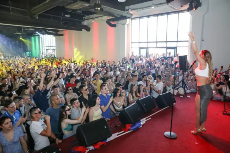 Žurke za maturante u prostorijama SNSD-a: Besplatno se toči alkohol, obratio se i Đajić!