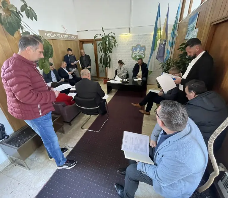 Ovo je moguće samo u BiH: Vijećnici održavaju sjednicu u hodniku, sala zaključana