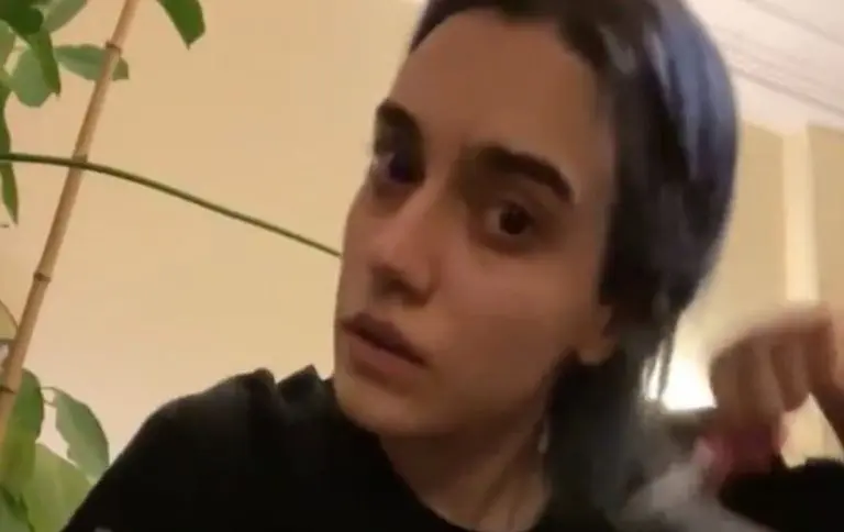 VIDEO Nakon smrti djevojke u teheranskom zatvoru, Iranke masovno pale hidžabe i režu kosu